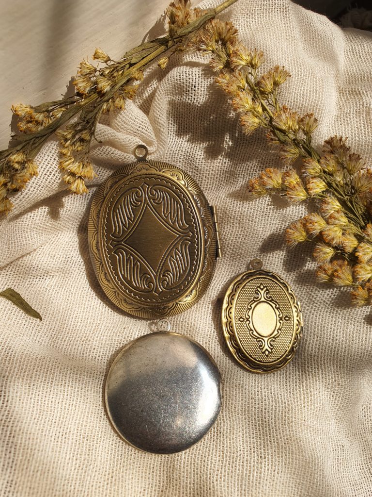 Vintage Memory Locket with Clover  - Oval Small
