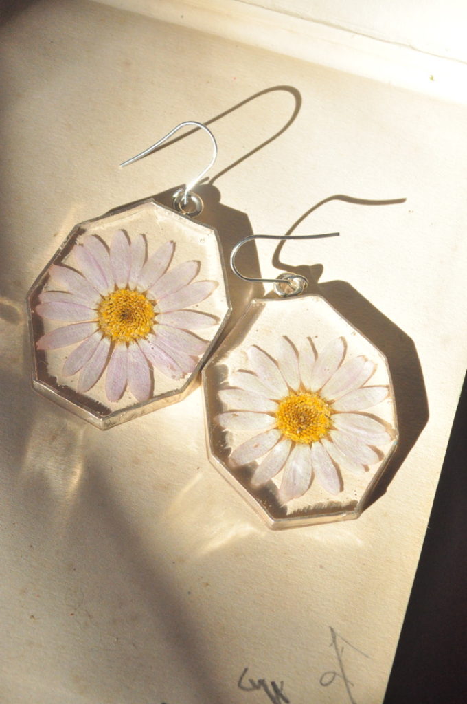 Marguerite Daisy Flower Earrings - Urn Shape