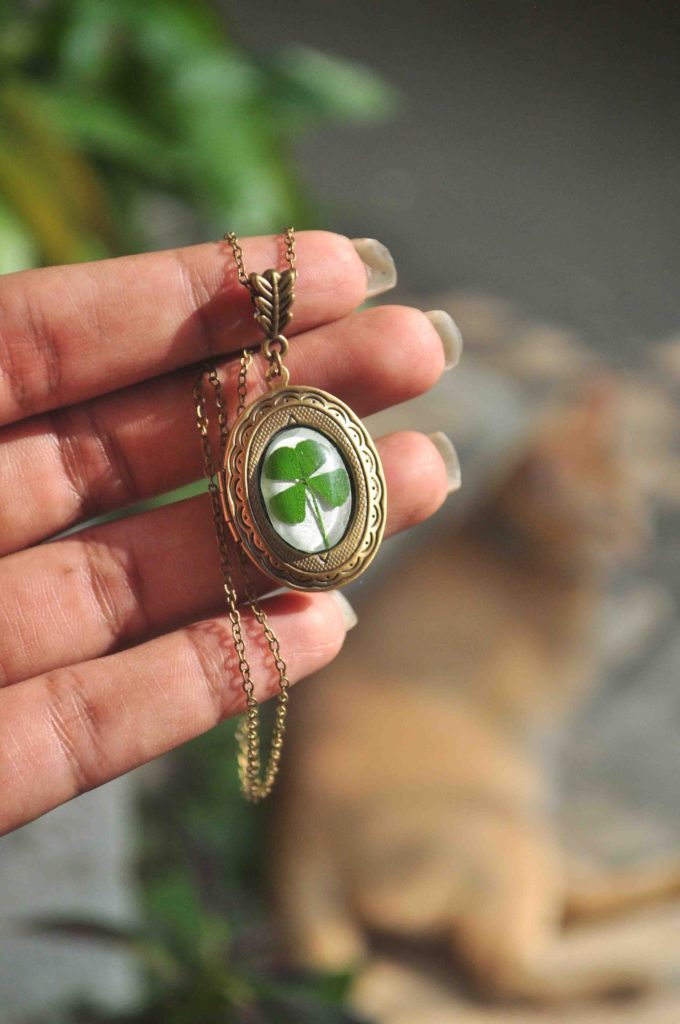 Vintage Memory Locket with Clover  - Oval Small