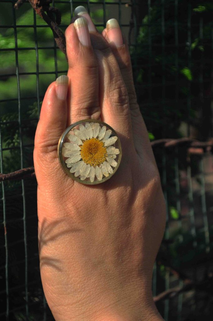 Dark Ivory Multi-Petal Daisy Flower Ring - Small