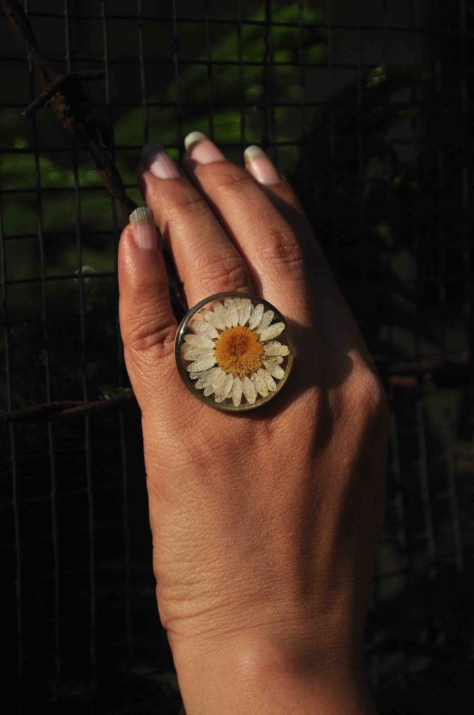 Dark Ivory Multi-Petal Daisy Flower Ring - Small