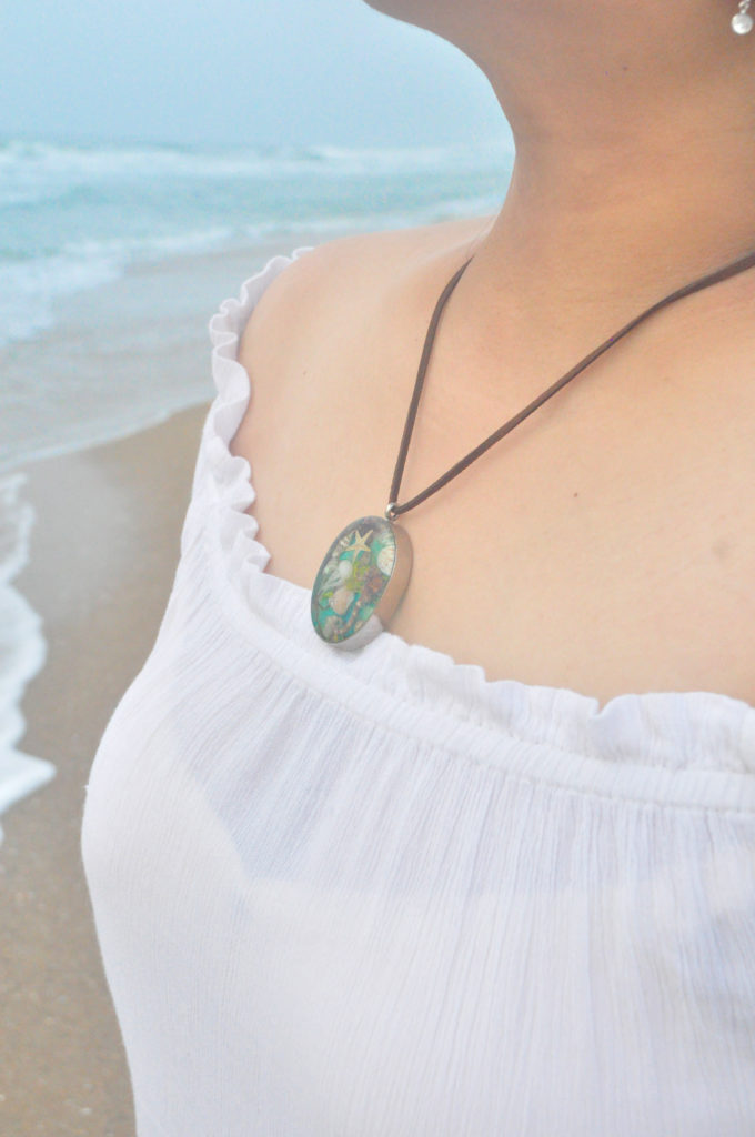 Marina Unisex Necklace with 3D Printed Jelly Fish, Starfish, Ceramic Seahorse Seashells, Sea Moss and Aquatic Background - Oval